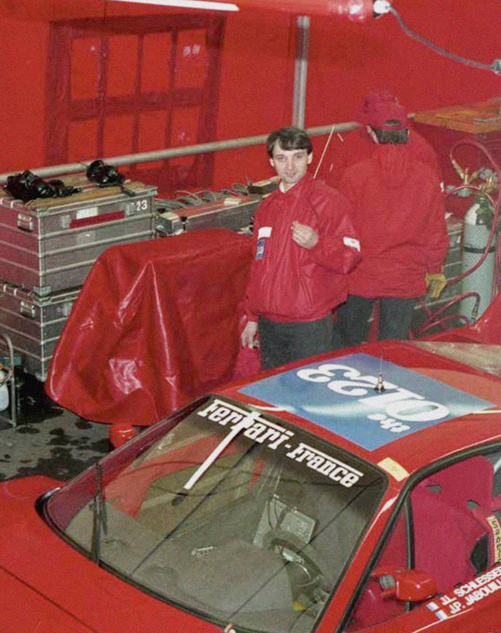 Francesco Calzavara in red team jacket in the pit with the Ferrari F40 Ferrari-France